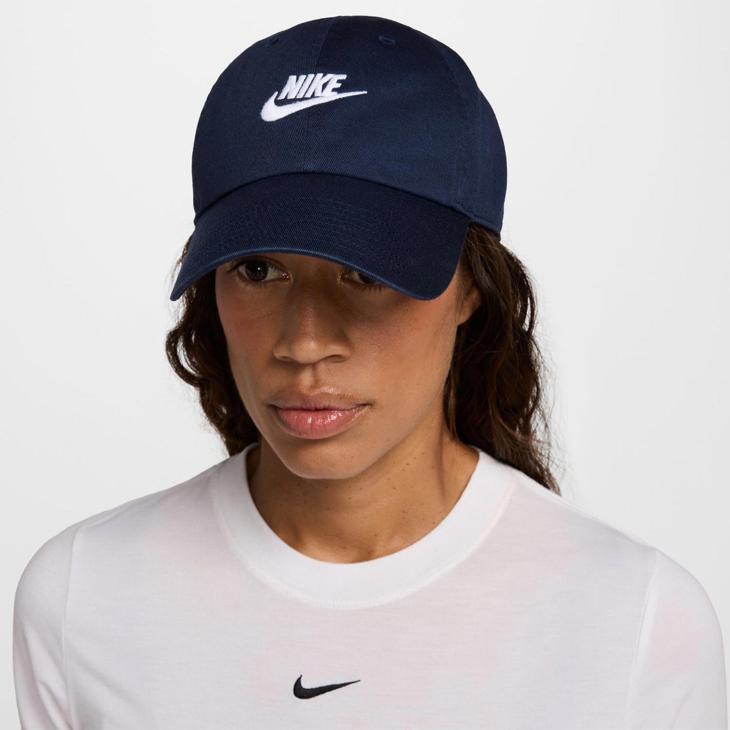 Nike Club Futura Metal Swoosh Cap-Dunkelblau,Weiß Nike Club Futura Metal Swoosh Cap-Dunkelblau,Weiß