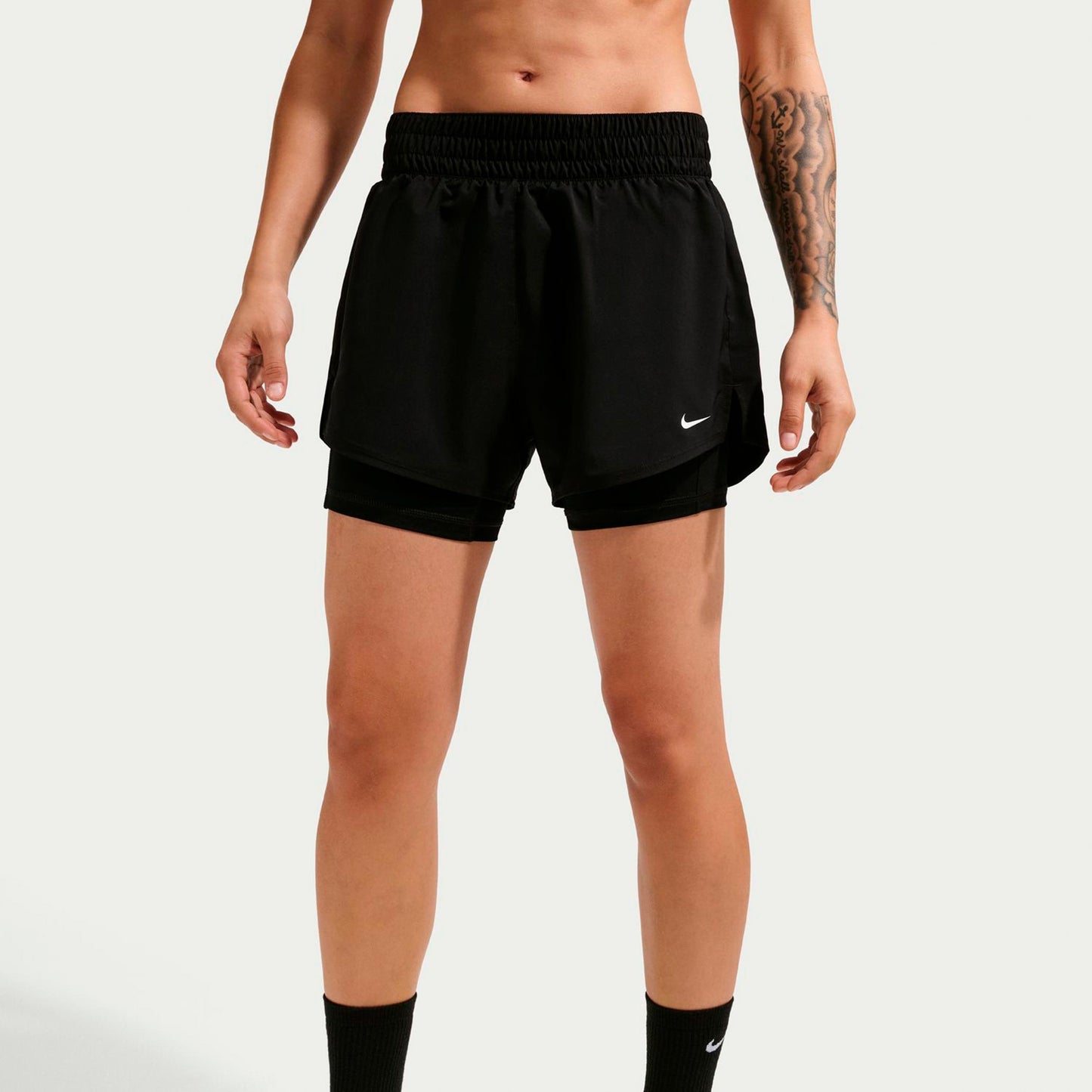 Nike Dri-Fit One Mid Rise 2in1 3in Shorts Damen-schwarz, weiß Nike Dri-Fit One Mid Rise 2in1 3in Shorts Damen-schwarz, weiß