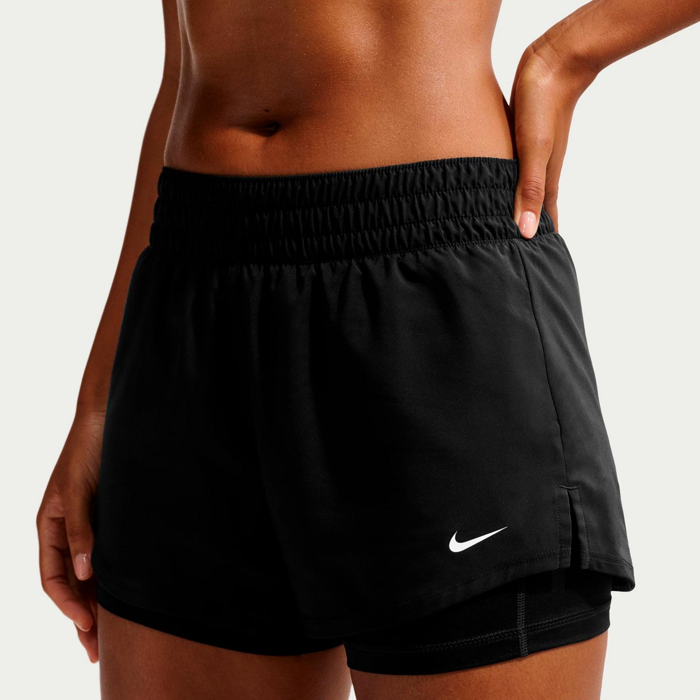 Nike Dri-Fit One Mid Rise 2in1 3in Shorts Damen-schwarz, weiß Nike Dri-Fit One Mid Rise 2in1 3in Shorts Damen-schwarz, weiß